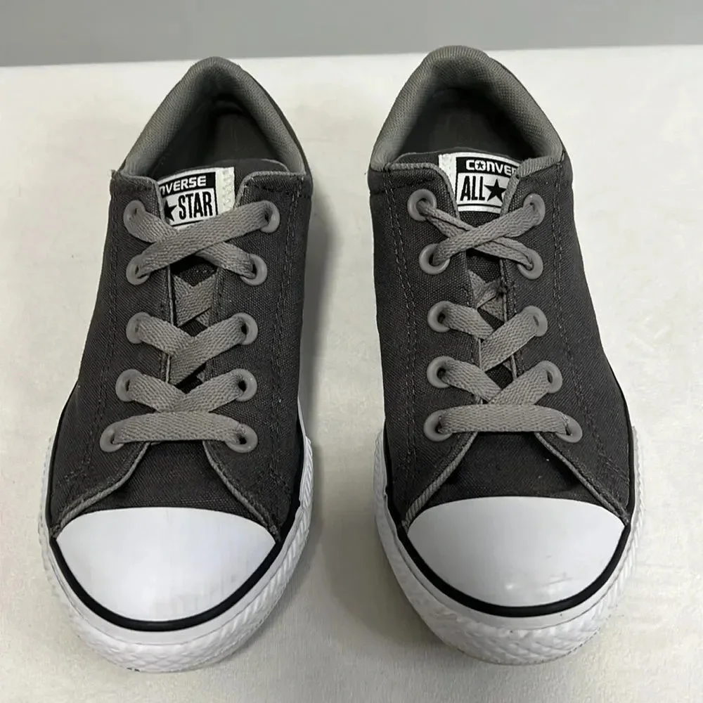 Converse || Junior Chuck Taylor All Star Classic Sneakers in Gray size 3.